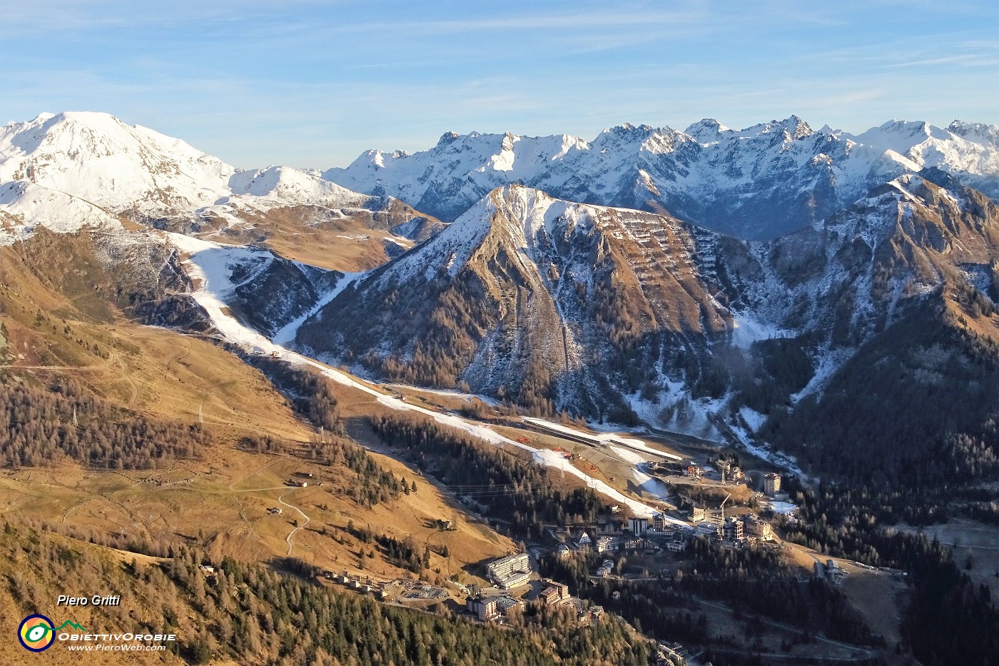 83 Vista su Foppolo, i suoi monti, le sue piste con neve sparata.JPG